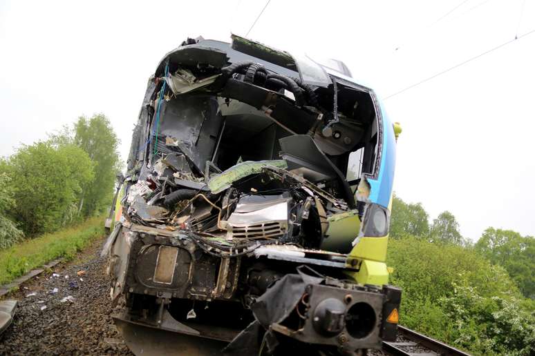 Destroços de um trem que colidiu com um veículo agrícola na Alemanha