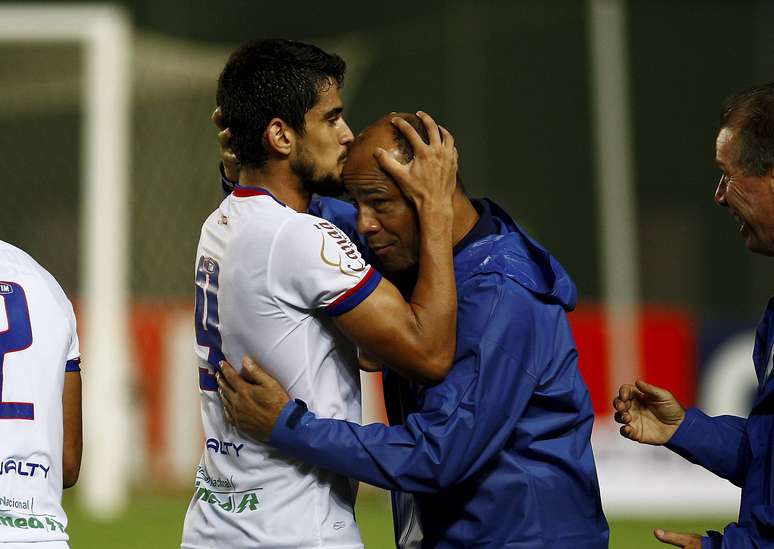 Zé Roberto beijou a cabeça do técnico Sérgio Soares