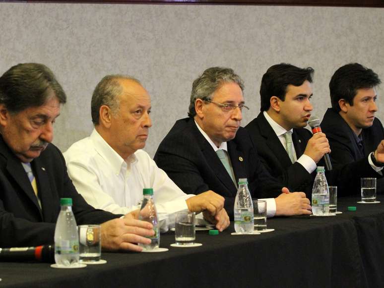 Ernesto Pedroso e Ricardo Guerra, em cada lado do presidente Rogério Bacellar (ao centro), deixaram o G-5 coxa-branca