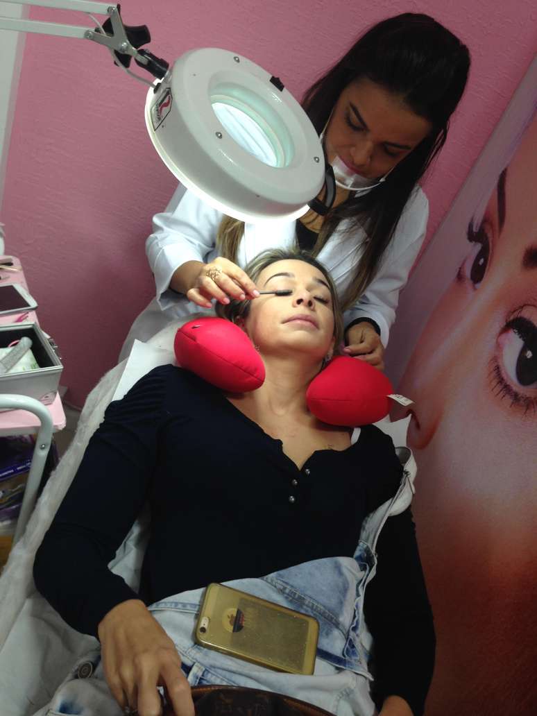 A colega de trabalho Karol Veiga tamb&eacute;m deu um trato no visual