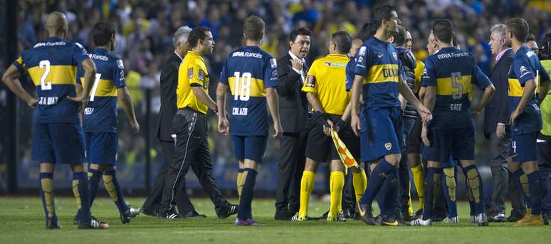 Boca Juniors x River Plate foi interrompido no intervalo após ataque de torcedores aos visitantes