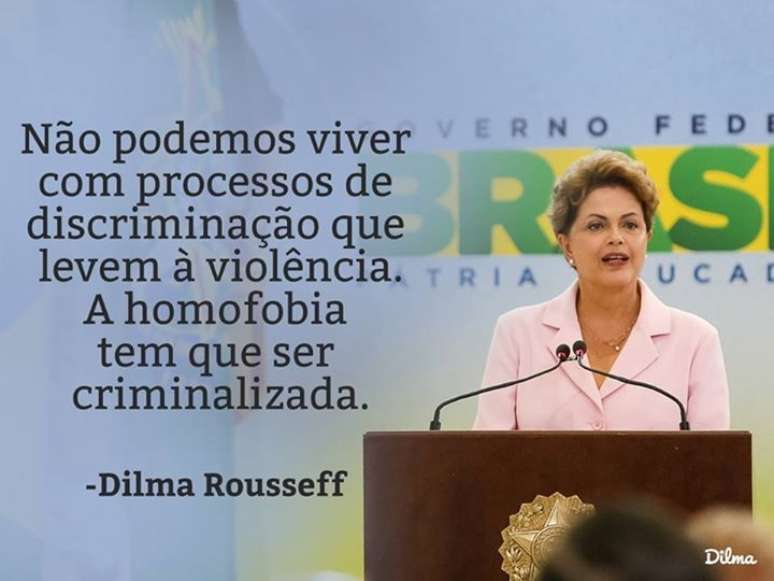 "Não podemos viver com processos de discriminação que levem à violência. A homofobia tem que ser criminalizada", está escrito na foto.