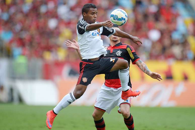 Elber ampliou o placar para a equipe pernambucana no segundo tempo