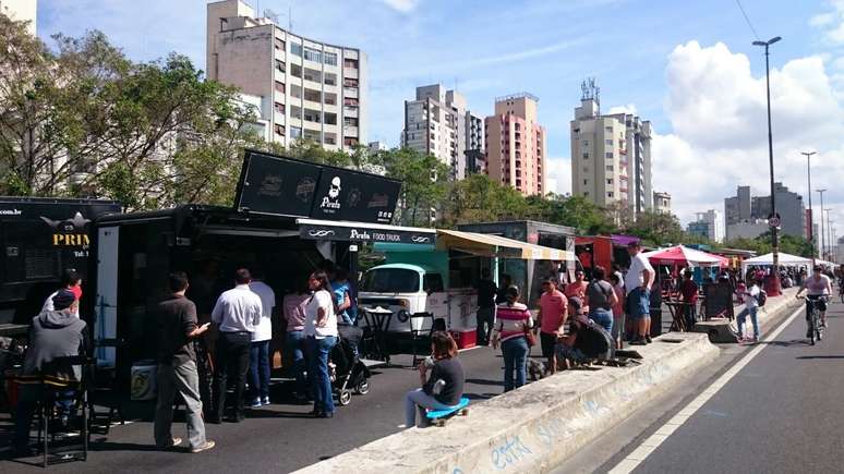 Food trucks e barracas de comida atraem público para o Minhocão 