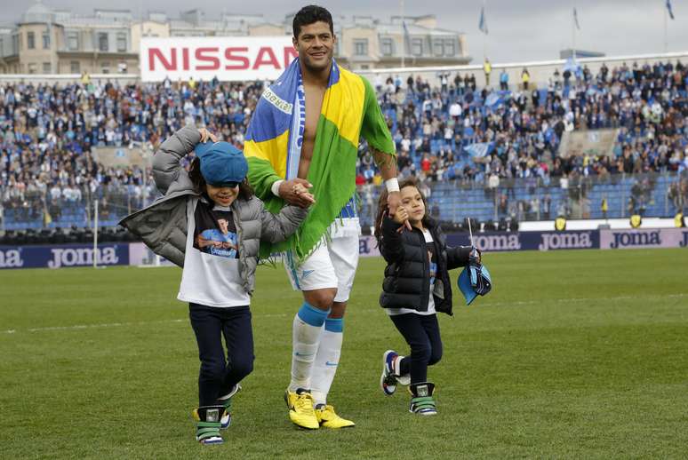 Hulk comemora título com os filhos em campo