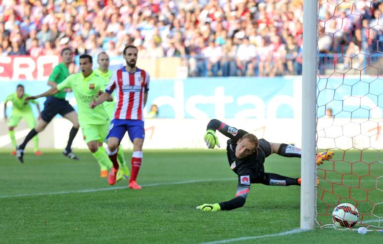 Messi mandou a bola no cantinho esquerdo de Oblak e correu para o abraço