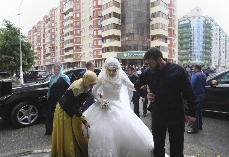 A noiva Luisa Goilabiyeva, de 17 anos, é conduzida para celebrar seu casamento com um homem de 46 anos