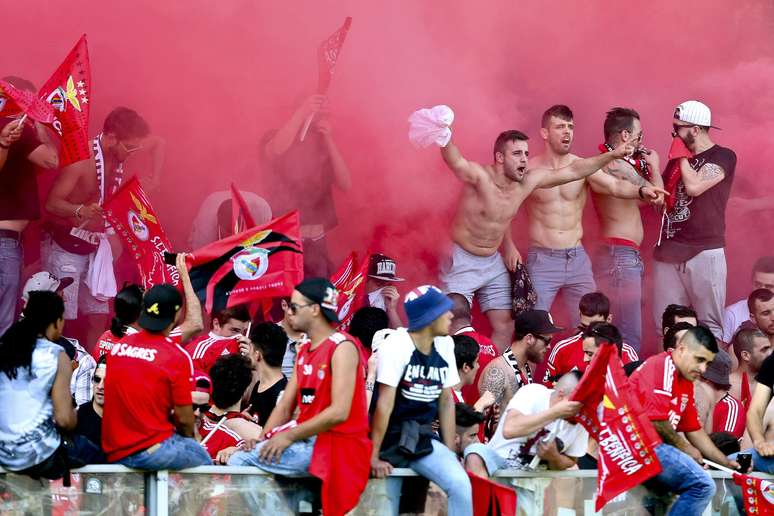 Torcida benfiquista comemora título das arquibancadas