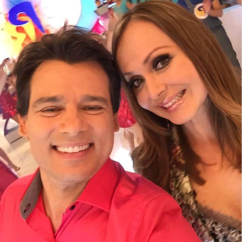 Celso Portiolli e Gaby Spanic nos bastidores do 'Domingo Legal'