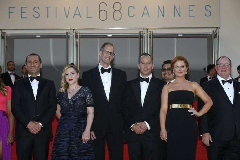 Diretor Pete Docter (terceiro da esquerda para direita) chega para exibição do filme “Divertida Mente” em Cannes.  18/5/2015.