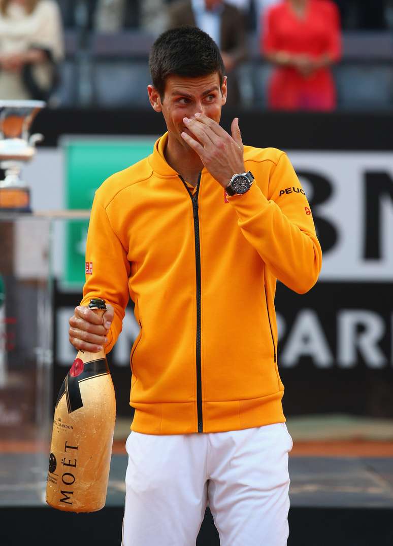 Tenista s&eacute;rvio n&atilde;o esconde o bom humor ao ser surpreendido