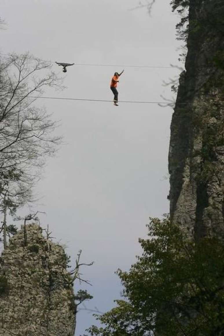 Foto de arquivo do escalador norte-americano Dean Potter entre montanhas na China. 22/04/2012