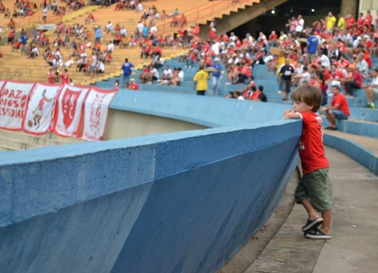 Garotinho colorado não tirava os olhos do campo do Serra Dourada