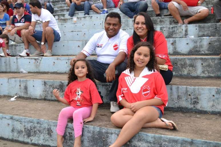 Leandro levou a esposa Gésica e as filhas Amanda e Fernanda para estreia do Vila Nova na Série C