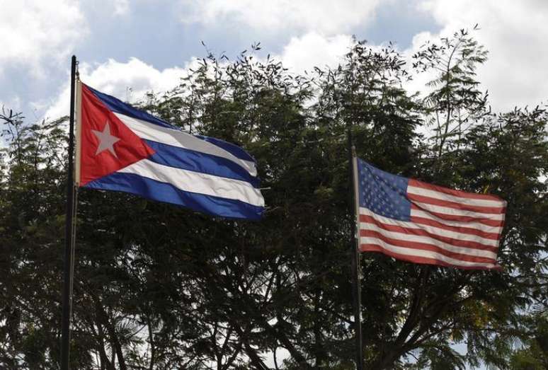 Bandeiras de Cuba e EUA tremulam em Havana. 19/12/2014.