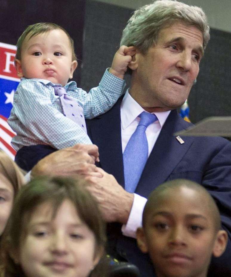 Secretário de Estado dos EUA, John Kerry, posa para foto com crianças durante visita a Seul. 18/05/2015