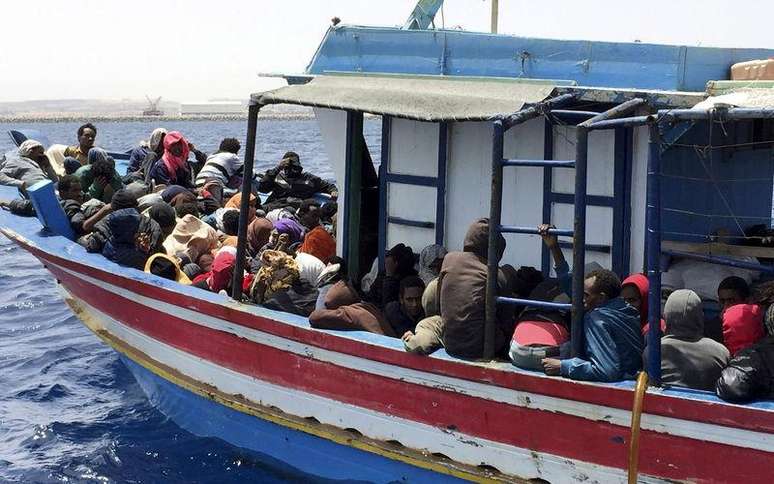 Imigrantes que tentavam chegar à Europa voltam para Líbia após barco ser interceptado pela guarda costeira líbia em Khoms. 6/5/2015.