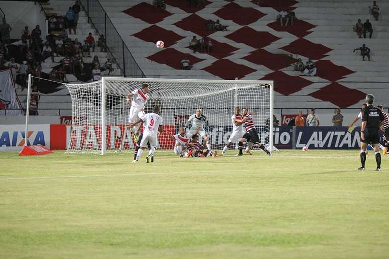 Bola é alçada na área, em cobrança de falta, no primeiro gol levado pelo Paraná