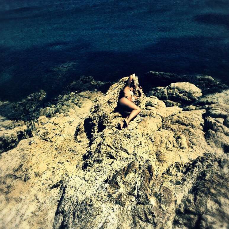 Atriz faz pose em cenário paradisíaco na ilha grega de Míconos