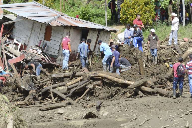 Deslizamento de terra matou mais de 80 pessoas