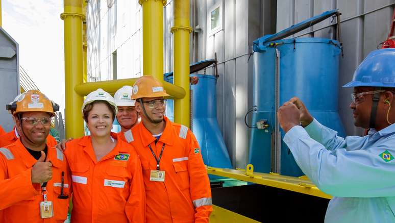 Dilma posa para foto com funcion&aacute;rios terceirizados da Petrobras