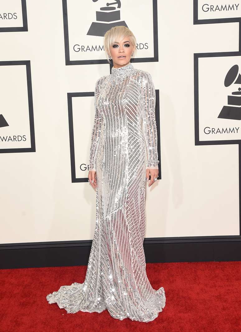 Já este vestido Prada é fechado e brilhante demais. Claro que é ideal para tapete vermelho, mas também poderia enfeitar o evento refletindo as luzes. Afinal, não lembra um globo de discoteca dos anos 70?