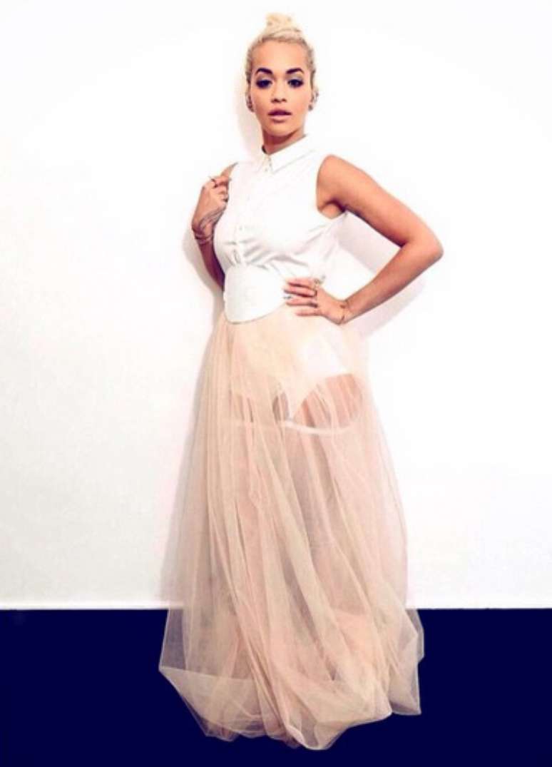 Olha o tule de novo neste look, agora da grife Vionnet. &Eacute; chique, &eacute; de marca cara, mas lembra um tutu de bal&eacute; mal ajambrado. Por favor, cuidado com esse tecido, ok?