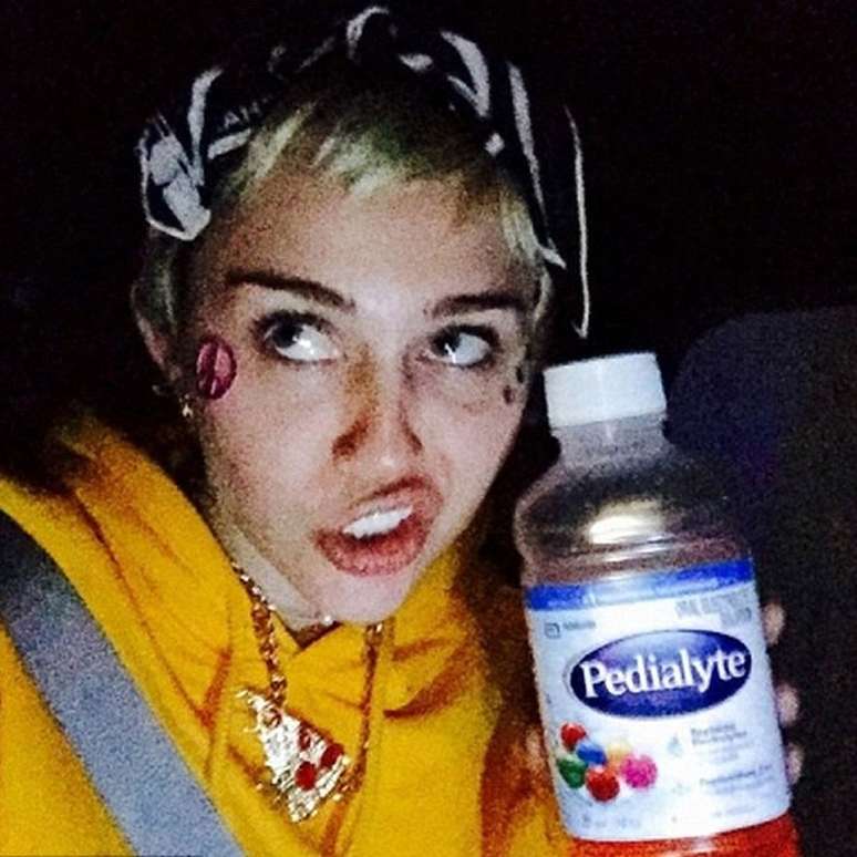 Miley Cyrus aposta na bebida infantil para curar ressaca
