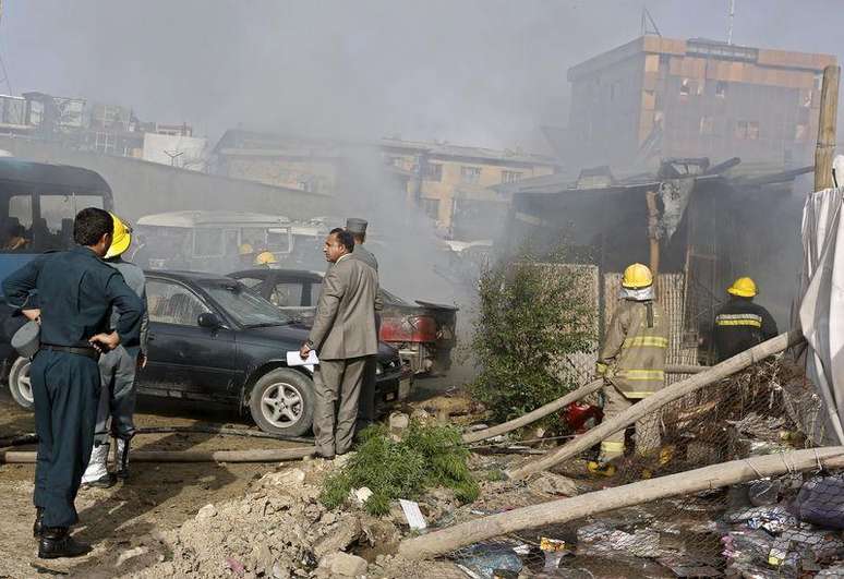 Forças afegãs investigam o local de uma explosão de bomba em Cabul, no Afeganistão, nesta terça-feira. 19/05/2015