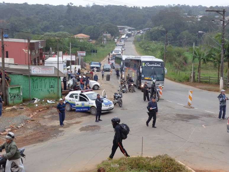 Moradores bloquearam via do bairro dos Pereiras, em Cotia, reivindicando melhorias no bairro