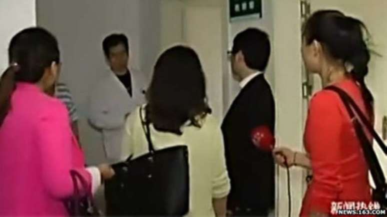 Traições foram descobertas quando as mulheres foram visitar Yuan no hospital