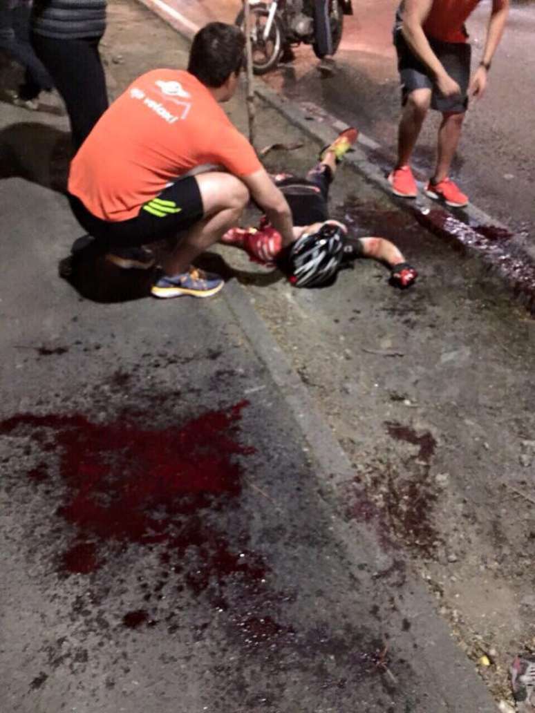 Imagem que circulou nas redes sociais do atendimento ao ciclista Jaime Gold, que morreu na madrugada. Ataque teria sido cometido por menores de rua