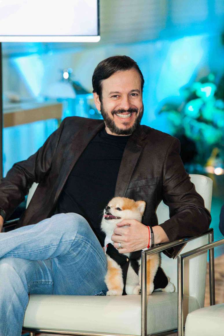 Celso Zucatelli e o cachorrinho Paçoca