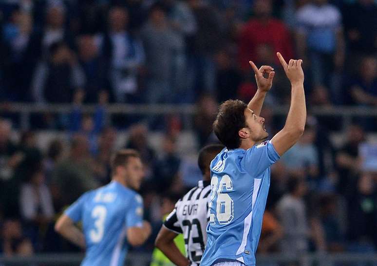 Radu comemora primeiro gol do jogo