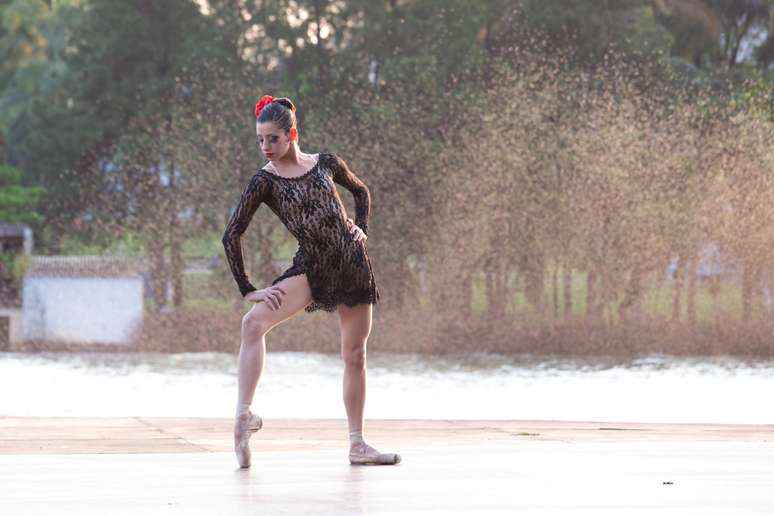 Lago Igapó, em Londrina, no Paraná, também virou palco para bailarina interpretar solo de “Carmen”, em 2014
