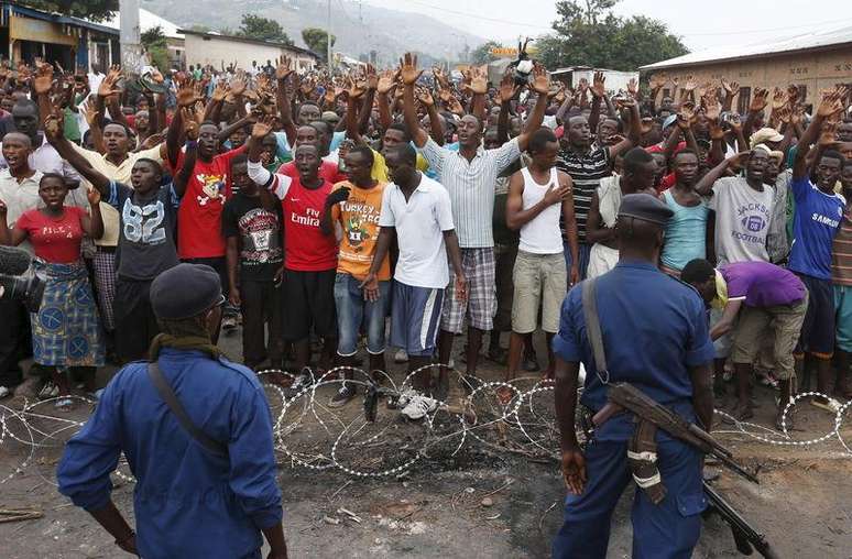 Policiais montam guarda durante protesto contra presidente do Burundi, Pierre Nkurunziza, em Bujumbura. 20/5/2015