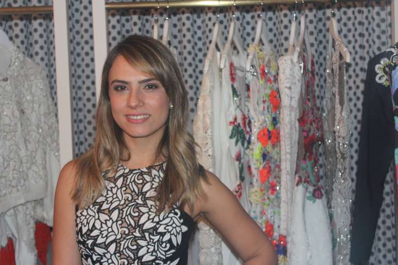 Estilista se prepara para lançar primeira coleção de vestidos de noiva em setembro