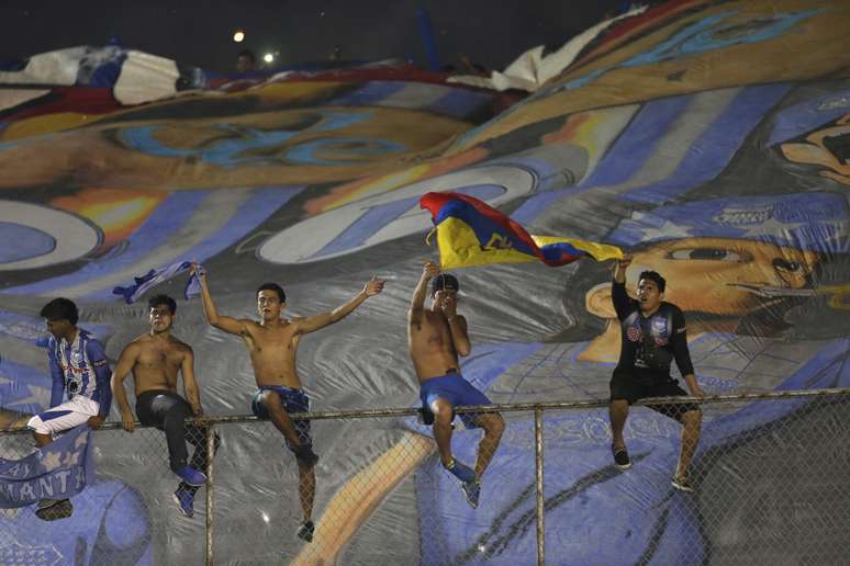 Torcida do Emelec faz festa em jogo contra Tigres