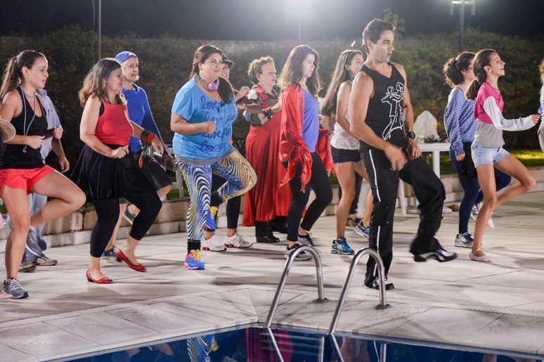 Fabiana Karla e outros participantes do “Medida Certa” na aula de dança do programa de emagrecimento