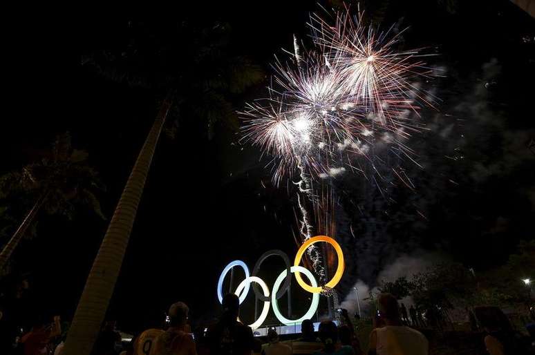 Rio de Janeiro inaugurou nesta quarta-feira o maior símbolo do evento: os aros olímpicos, no Parque Madureira