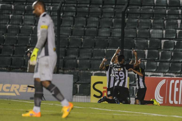 Figueirense saiu na frente e até abriu vantagem, mas cedeu empate