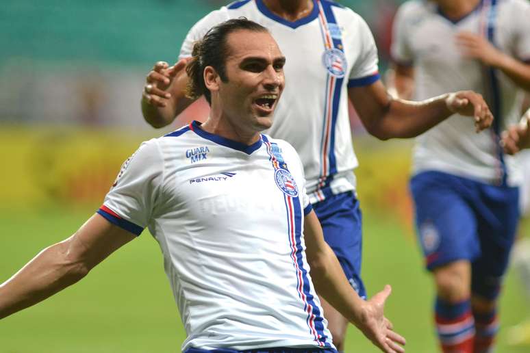 Léo Gamalho fez um dos gols da vitória do Bahia