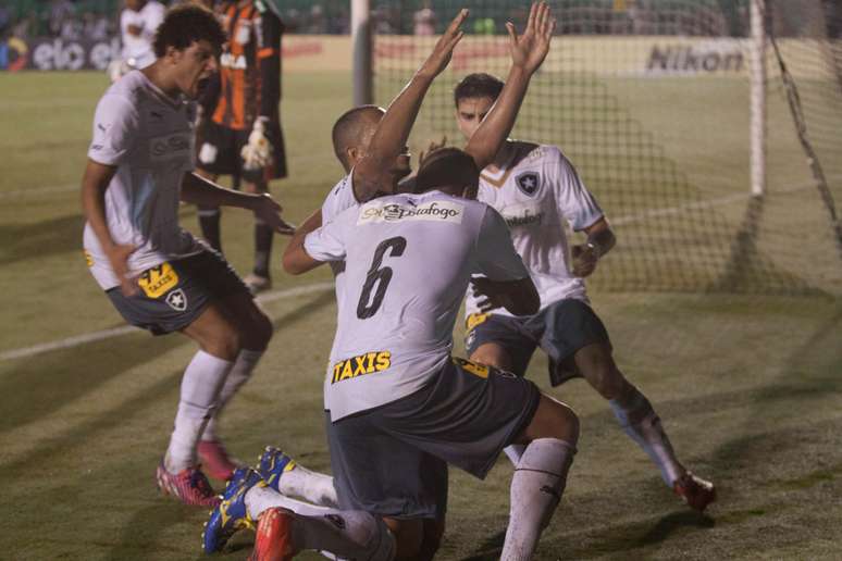 Luis Ricardo comemora gol da vitória