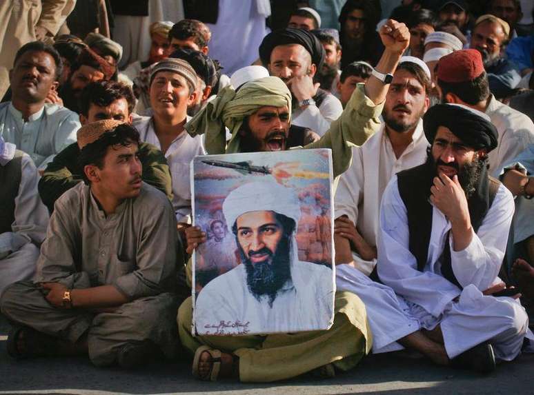 Membros da al-Qaeda segurando foto de Osama bin Laden após notícia da sua morte, em Quetta, no Paquistão.   02/05/2011