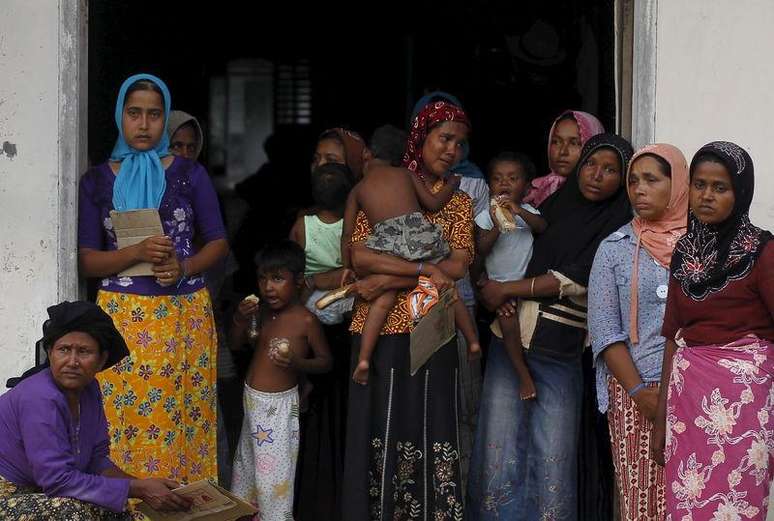 Mulheres imigrantes rohingyas, que recentemente chegaram à Indonésia de barco, estão num complexo temporário para refugiados em Aceh, na Indonésia, nesta quinta-feira. 21/05/2015