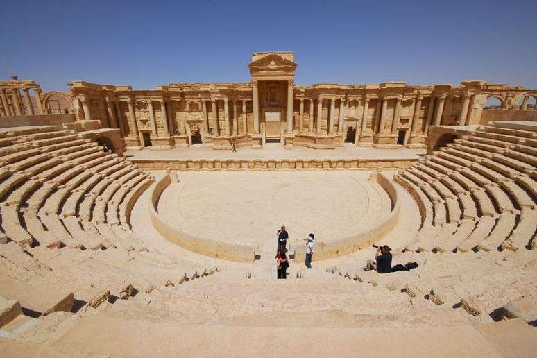 Turistas tiram foto de um teatro na cidade histórica de Palmira, na Síria, em 2008. 18/04/2008