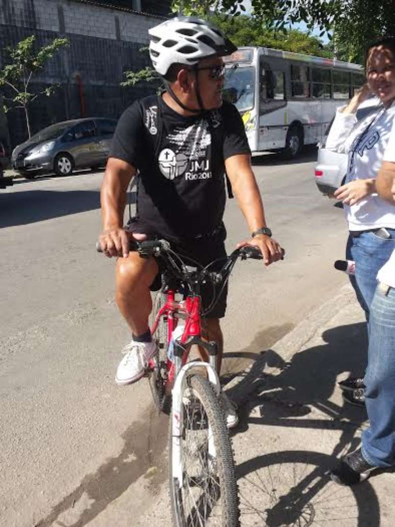 O aposentado Mário Luiz Vides, de 60 anos, foi até o cemitério Israelita do Caju, na Zona Portuária, em sua bicicleta