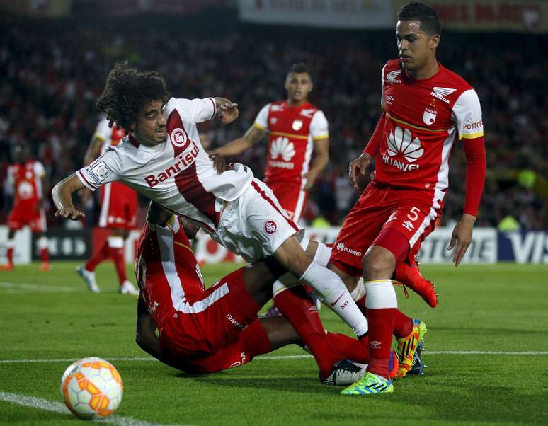 Partida na Colômbia teve mais marcação do que futebol