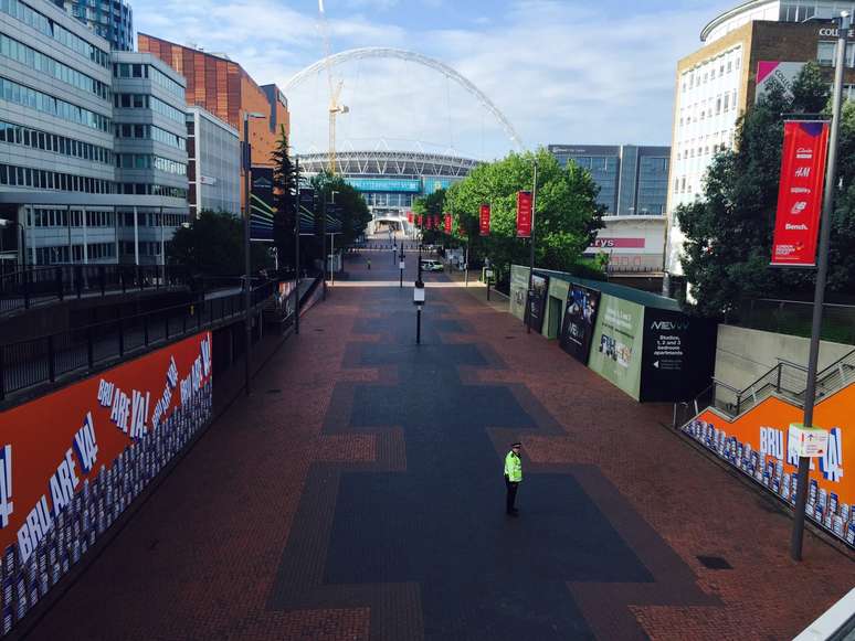 A bomba está localizada a 200 metros do estádio de Wembley; área foi isolada pela polícia 