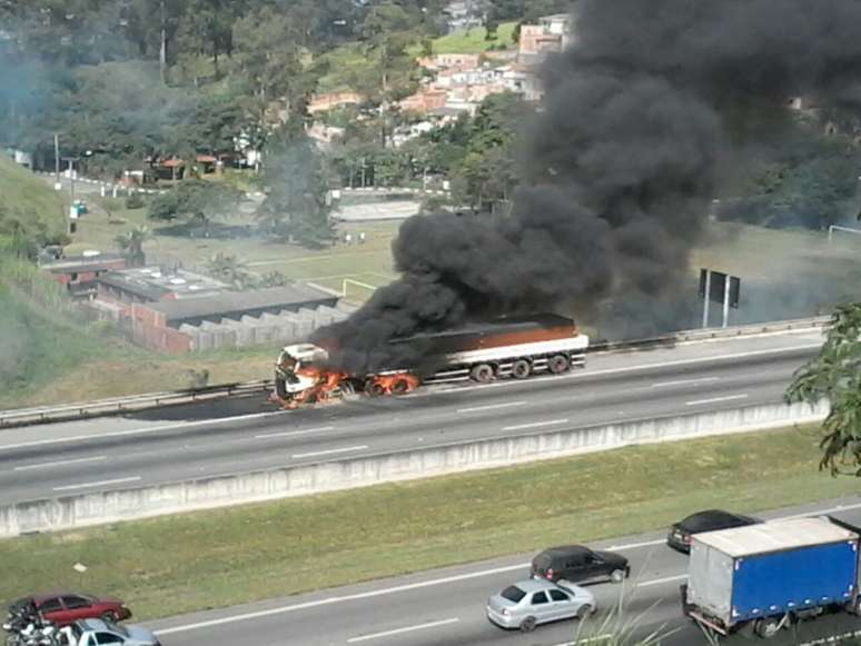 Caminhão pegou fogo na altura do km 27 da rodovia Ayrton Senna, em Guarulhos